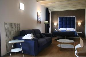 un soggiorno con divano e letto di Bamboo Luxury B&B a Agrigento