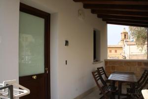 a room with a table and chairs and a window at Bamboo Luxury Agrigento in Agrigento