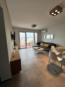 a living room with a couch and a table at BRISApartament a cuadras del mar, moderno y confortable in Puerto Madryn
