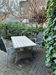 a picnic table and chairs on a brick patio at Privatunterkunft in Gronau in Spechtholzhock