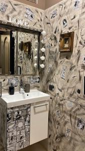 un baño con lavabo y espejo en Nikita apartment, en Roma