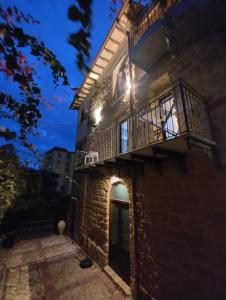 un edificio in mattoni con balcone di notte di Bamboo Luxury B&B a Agrigento