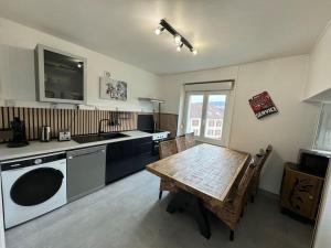 A kitchen or kitchenette at Appartement T3 Premium Belfort