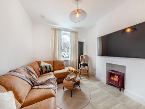 uma sala de estar com um sofá e uma lareira em The Procession em Berwick-Upon-Tweed