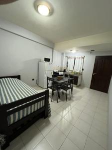 sypialnia z łóżkiem i stołem oraz kuchnia w obiekcie Departamento Premium Céntrico w mieście Salta