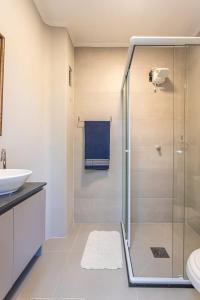 a bathroom with a shower and a sink at Aconchegante e ensolarado! in Porto Alegre