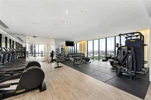 un gimnasio con cintas de correr y equipos de ejercicio en un edificio en Premium 1-Bed with Pool, Gym & Stunning Ocean View, en Gold Coast