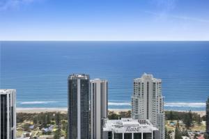 un grupo de edificios altos frente al océano en Premium 1-Bed with Pool, Gym & Stunning Ocean View, en Gold Coast