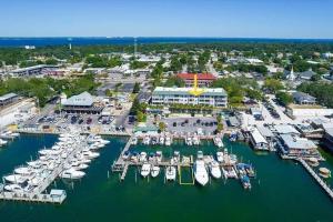 Una vista aérea de un puerto deportivo con barcos en el agua. en Harbor Central Penthouse, en Destin