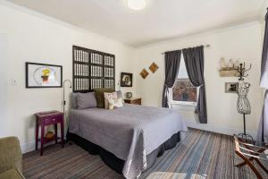 Ένα ή περισσότερα κρεβάτια σε δωμάτιο στο Cannery Loft @ Railroad Square