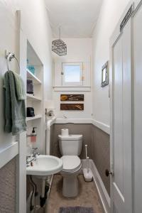 Bathroom sa Cannery Loft @ Railroad Square