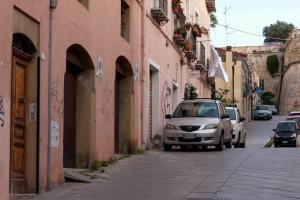 卡利亞里的住宿－La Nicchia，停在街道边的汽车