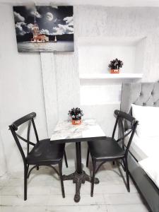 ein kleiner Tisch und zwei Stühle in einem Zimmer in der Unterkunft Taksim Central House Hotel in Istanbul