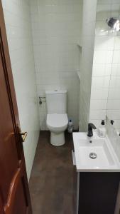 y baño con aseo blanco y lavamanos. en Apartamento Rio Sar garaje incluido, en Santiago de Compostela