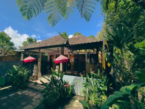 a small house with a tile roof at Homestay Sente in Munduk
