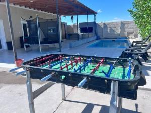 una piscina con piscina en quincho el atardecer en Santa Lucía