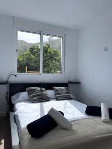 En eller flere senge i et værelse på Casa cueva las rosadas & piscina