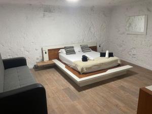 En eller flere senge i et værelse på Casa cueva las rosadas & piscina