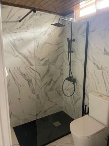 Et badeværelse på Casa cueva las rosadas & piscina + 32 billeder