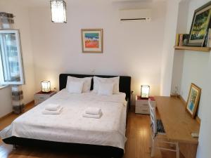 um quarto com uma cama com duas toalhas em Green Park Apartments em Dubrovnik