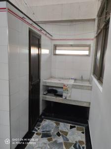 ein kleines Bad mit einem Fenster und Fliesenboden in der Unterkunft Alojamiento cómodo en el centro de la ciudad. in Pereira