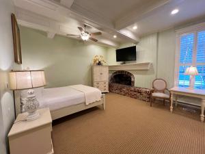 a large bedroom with a bed and a fireplace at Best Western Grandma's Feather Bed in Mendenhaven