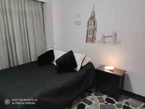 Ένα ή περισσότερα κρεβάτια σε δωμάτιο στο Alojamiento cómodo en el centro de la ciudad.