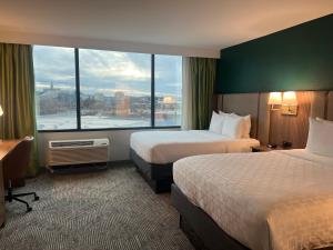 Una cama o camas en una habitación de Clarion Hotel Nashville Downtown - Stadium