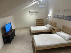 Cette chambre comprend 2 lits et une télévision à écran plat. dans l'établissement Departamentos Flamboyant, à Acapulco