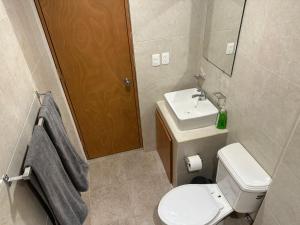 La salle de bains est pourvue de toilettes et d'un lavabo. dans l'établissement Departamentos Flamboyant, à Acapulco
