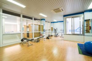 un gimnasio con cintas de correr y equipos de ejercicio en una habitación en Green Cactus cosy Loft, Wifi & Gym, en Santa Cruz de Tenerife