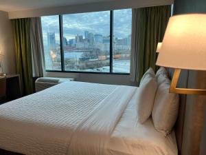 Ein Bett oder Betten in einem Zimmer der Unterkunft Clarion Hotel Nashville Downtown - Stadium