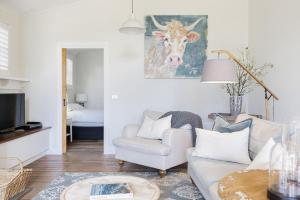 O zonă de relaxare la Cottage Enchantment - A Blooming Garden Getaway