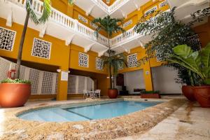 a pool in the courtyard of a hotel at Edificio ubicado en el centro de la ciudad dentro de la ciudad amurallada Edificio Ayos in Cartagena de Indias