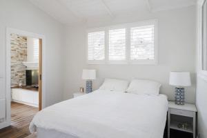 En eller flere senge i et værelse på 'Ardbrae' Countryside Tranquility with a Charming Cottage