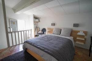 VentabrenにあるMaison de village provençalのベッドルーム1室(大型ベッド1台付)