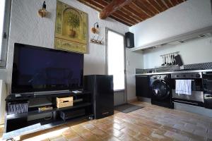 VentabrenにあるMaison de village provençalのリビングルーム(薄型テレビ付)、リビングルーム(ランドリー付)