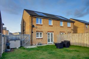 ceglany dom z panelami słonecznymi w obiekcie St Andrews Park - Coorie Doon Stays w mieście Troon