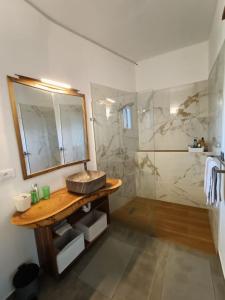 een badkamer met een wastafel, een spiegel en een douche bij Appartement Mariquita in Las Terrenas