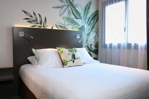 Postel nebo postele na pokoji v ubytování Best Western Plus Hôtel & Spa de Chassieu + 36 fotografií