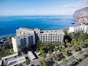 フンシャルにあるAtlantic Pearl apartment by HR Madeiraの海の空の景色