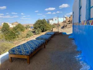 eine Reihe von Betten auf der Seite eines Gebäudes in der Unterkunft Humble Nubia in Assuan