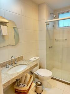 a bathroom with a toilet and a sink and a shower at Cômodo perfeito in Rio de Janeiro