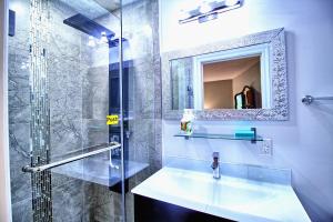 een badkamer met een wastafel, een douche en een spiegel bij Master Room with Private Bathroom and Free Parking in Vaughan
