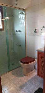 Ein Badezimmer in der Unterkunft Apartamento amplo em Campos do Jordão