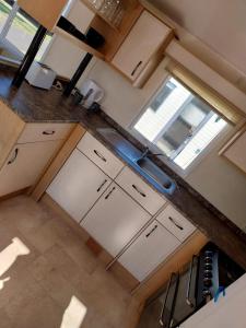 eine Aussicht auf eine Küche in einem winzigen Haus in der Unterkunft Private holiday home on Lyons Winkups holiday park, North Wales. in Kinmel Bay