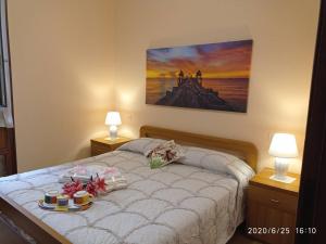 1 dormitorio con 1 cama con una foto en la pared en LA CASA DI TERRY, en Bérgamo