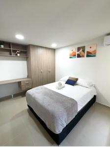 a bedroom with a large bed in a room at Apartamento cerca al malecón de Barranquilla in Barranquilla