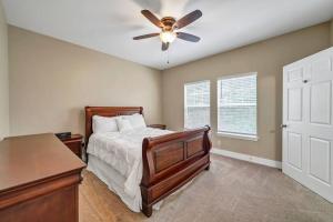 Un dormitorio con una cama y un ventilador de techo. en 30A Getaway!, en Santa Rosa Beach