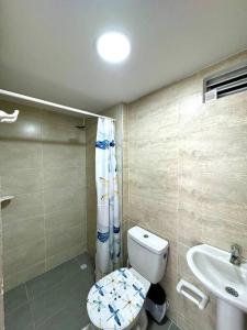 a bathroom with a toilet and a sink at Apartamento cerca al malecón de Barranquilla in Barranquilla
